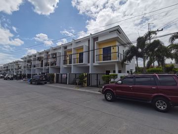 Townhouse Subdivision near Las Piñas Riverdrive
