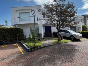 VENDO CASA URBANIZACION LA VIÑA - MONICA MIRANDA - 098252----