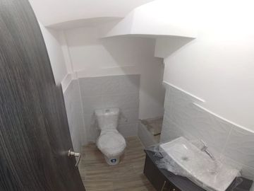 Amplia Casa en OBRA GRIS, de 160 m2, en Venta en San Antonio, Rumicucho