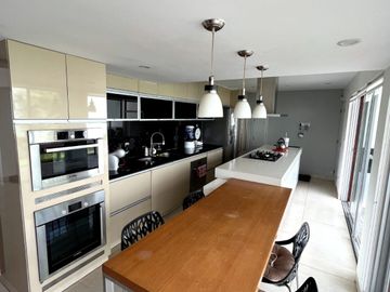 EN VENTA CASA EN ZONA EXCLUSIVA EN Jr. BATALLA DE SAN JUAN, SURCO