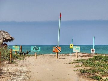 Terreno de 1350 m2 con infraestructura frente a la playa, Puerto Cayo - Manabí