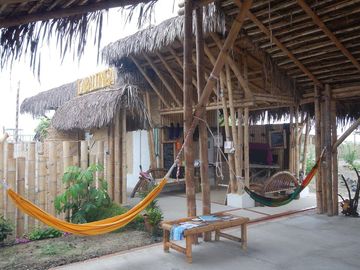 Terreno de 1350 m2 con infraestructura frente a la playa, Puerto Cayo - Manabí