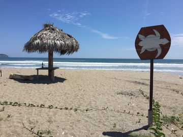 Terreno de 1350 m2 con infraestructura frente a la playa, Puerto Cayo - Manabí