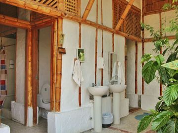 Terreno de 1350 m2 con infraestructura frente a la playa, Puerto Cayo - Manabí