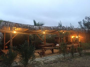 Terreno de 1350 m2 con infraestructura frente a la playa, Puerto Cayo - Manabí
