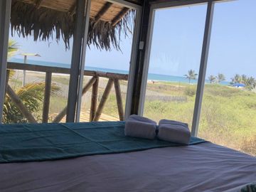 Terreno de 1350 m2 con infraestructura frente a la playa, Puerto Cayo - Manabí