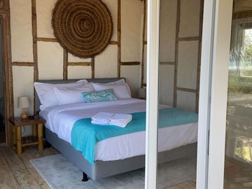 Terreno de 1350 m2 con infraestructura frente a la playa, Puerto Cayo - Manabí