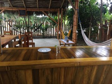 Terreno de 1350 m2 con infraestructura frente a la playa, Puerto Cayo - Manabí