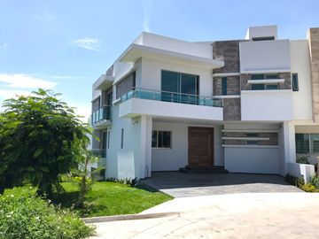 Casa en venta 4 niveles  en la cima de Zapopan
