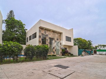 CASA CON ROOF GARDEN EN LOMAS DE CUERNAVACA