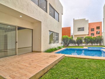 CASA CON ROOF GARDEN EN LOMAS DE CUERNAVACA