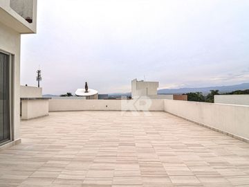 CASA CON ROOF GARDEN EN LOMAS DE CUERNAVACA
