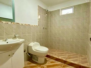 VENTA DE CASA DE ESTRENO, LA ESPERANZA HUANUCO