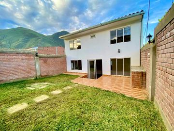 VENTA DE CASA DE ESTRENO, LA ESPERANZA HUANUCO