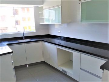 TRIPLEX DEPARTAMENTO EN VENTA DE 175M2 CON 3 DORMITORIOS EN SAN BORJA