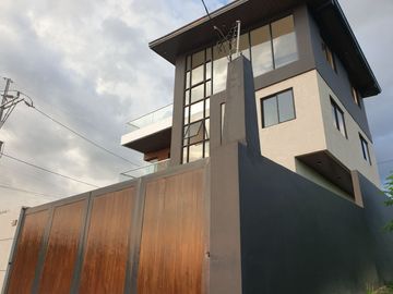 House and Lot For Sale in Monteverde Royale Executive Village at Taytay, Rizal