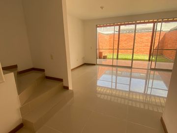 VENDO CASA CIUDAD COUNTRY.