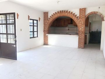 VENTA DE CASA SOLA CON JARDÍN DE 500 M2 EN OACALCO, YAUTEPEC