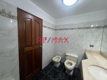 Oportunidad Única En Surco: Departamento En Primer Piso, Iluminado , Espacioso, Cerca Al Jiron Tomasal