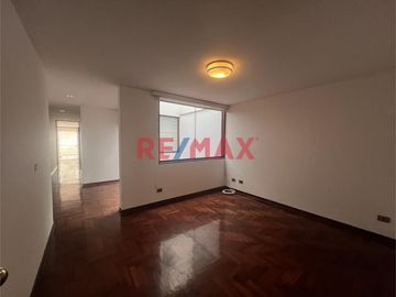 Oportunidad Única En Surco: Departamento En Primer Piso, Iluminado , Espacioso, Cerca Al Jiron Tomasal
