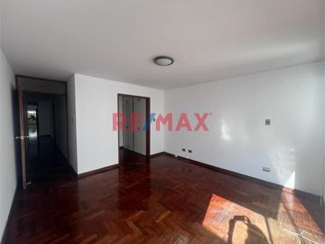 Oportunidad Única En Surco: Departamento En Primer Piso, Iluminado , Espacioso, Cerca Al Jiron Tomasal
