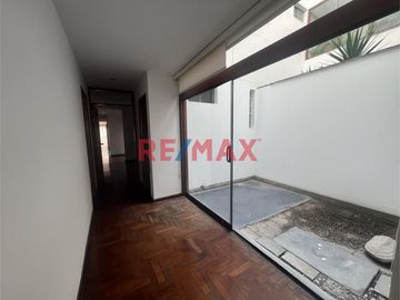 Oportunidad Única En Surco: Departamento En Primer Piso, Iluminado , Espacioso, Cerca Al Jiron Tomasal
