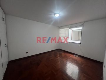 Oportunidad Única En Surco: Departamento En Primer Piso, Iluminado , Espacioso, Cerca Al Jiron Tomasal
