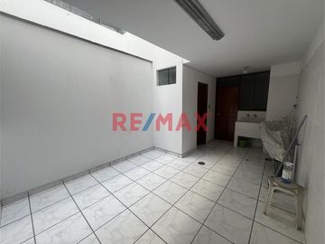 Oportunidad Única En Surco: Departamento En Primer Piso, Iluminado , Espacioso, Cerca Al Jiron Tomasal