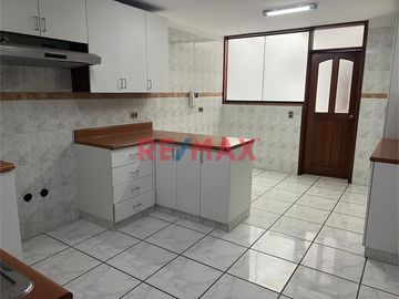Oportunidad Única En Surco: Departamento En Primer Piso, Iluminado , Espacioso, Cerca Al Jiron Tomasal