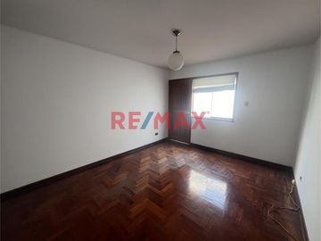 Oportunidad Única En Surco: Departamento En Primer Piso, Iluminado , Espacioso, Cerca Al Jiron Tomasal