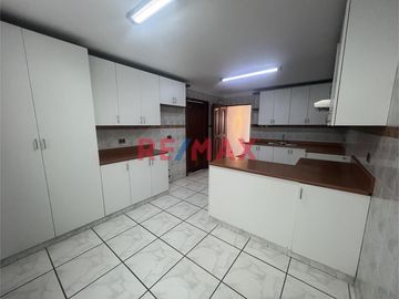 Oportunidad Única En Surco: Departamento En Primer Piso, Iluminado , Espacioso, Cerca Al Jiron Tomasal