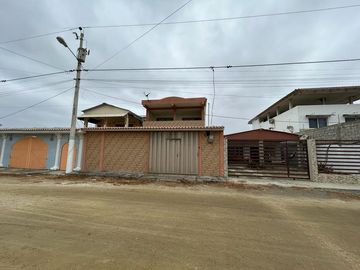 PLAYAS VENDO CASA DOS PISOS URBANIZACION SEGURA CON SALIDA AL MAR