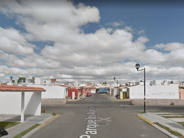 Hermosa casa en remate en Parque Santiago, Querétaro!