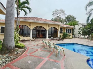 Mansión en venta - Urb. Vistasol vía Samborondón, vista al Río Babahoyo