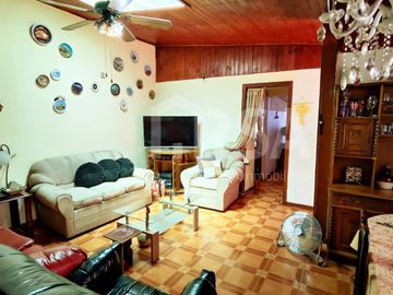 LINDA CASA DE 5 DORMITORIOS EN PASAJE TRANQUILO Y SEGURO, COMUNA DE SAN JOAQUÍN