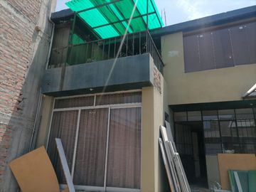 VENDO CASA EN AV. DOLORES, SUPER COMERCIAL