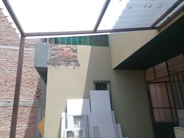VENDO CASA EN AV. DOLORES, SUPER COMERCIAL