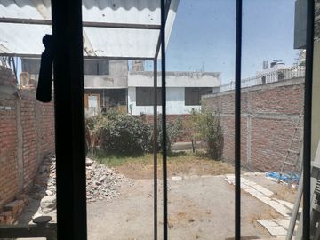 VENDO CASA EN AV. DOLORES, SUPER COMERCIAL