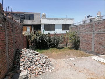 VENDO CASA EN AV. DOLORES, SUPER COMERCIAL