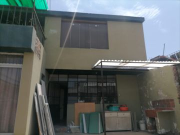 VENDO CASA EN AV. DOLORES, SUPER COMERCIAL