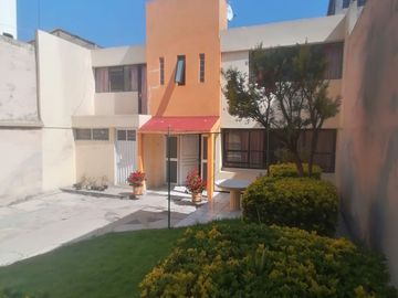 Casa habitacional y comercial en venta con ubicación privilegiada, a una cuadra del nuevo tren