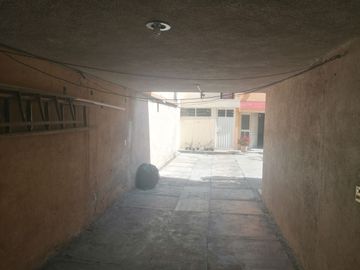 Casa habitacional y comercial en venta con ubicación privilegiada, a una cuadra del nuevo tren