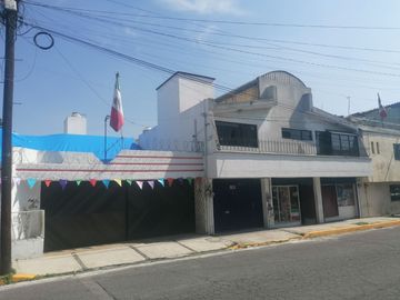 Casa habitacional y comercial en venta con ubicación privilegiada, a una cuadra del nuevo tren