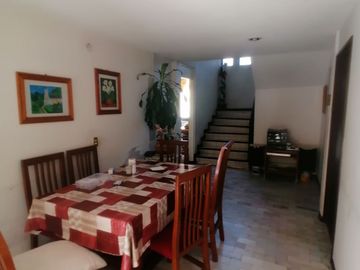 Casa habitacional y comercial en venta con ubicación privilegiada, a una cuadra del nuevo tren