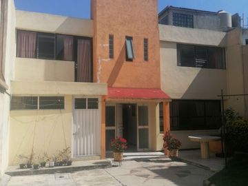Casa habitacional y comercial en venta con ubicación privilegiada, a una cuadra del nuevo tren