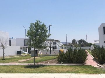 Casa en renta dos niveles en residencial la vida