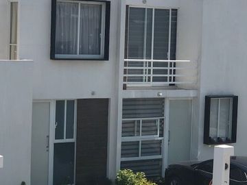 Casa en renta dos niveles en residencial la vida