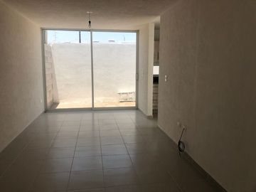 Casa en renta dos niveles en residencial la vida
