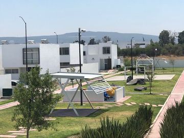 Casa en renta dos niveles en residencial la vida