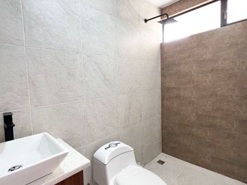En venta casa cuatro habitaciones en el electricista alto cerca de la Universidad Nacional de Loja al sur de la ciudad